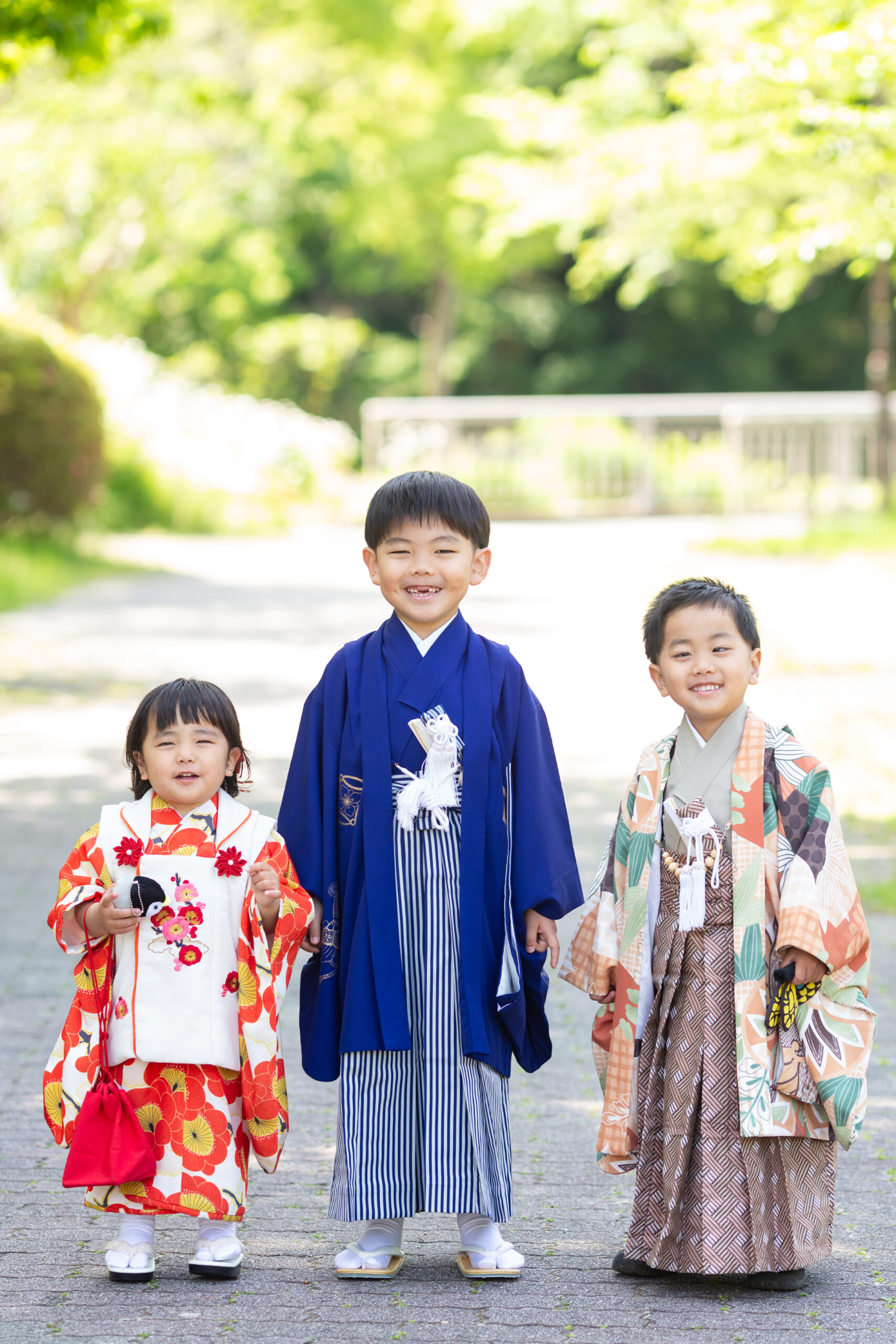 お兄ちゃんも着物を着て、華やかな三兄妹七五三-M4