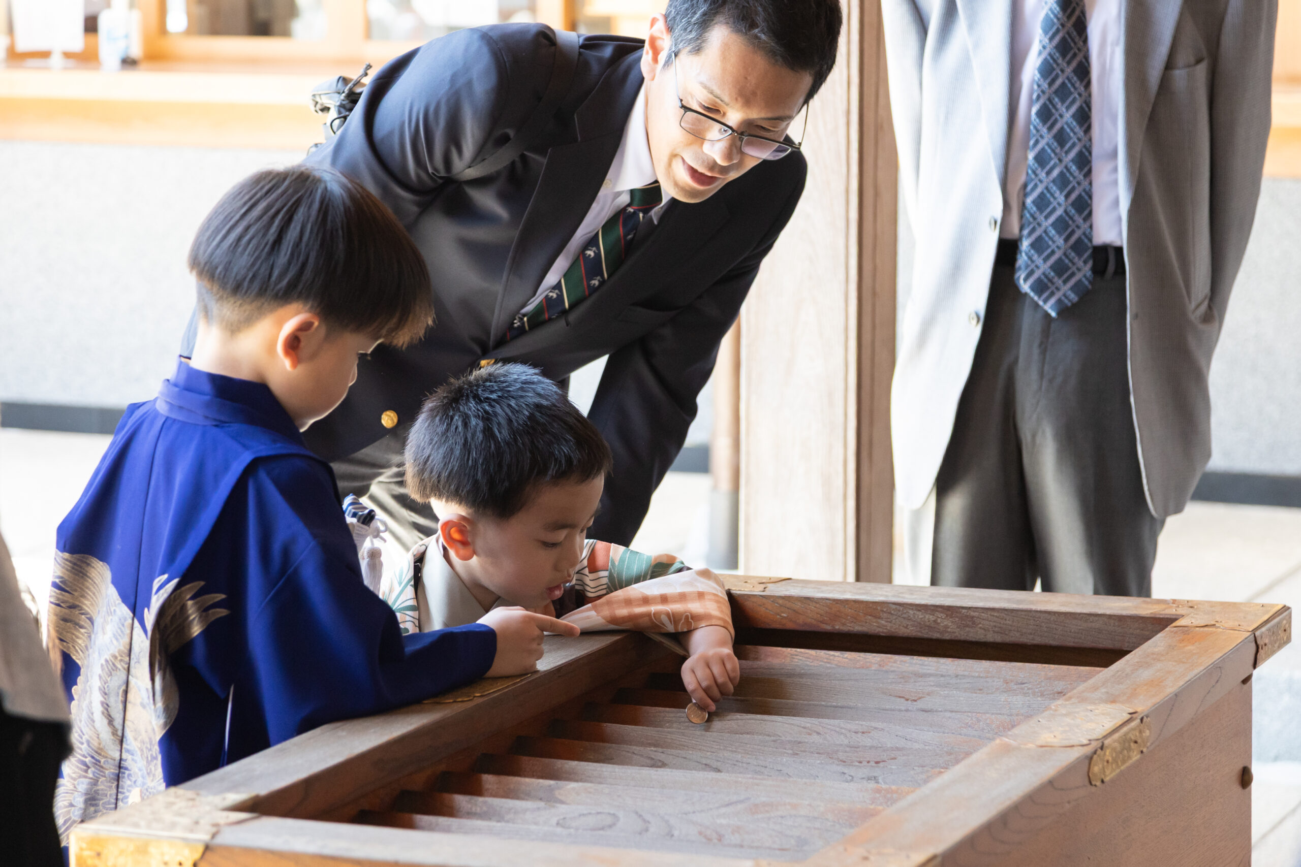 お兄ちゃんも着物を着て、華やかな三兄妹七五三-M13
