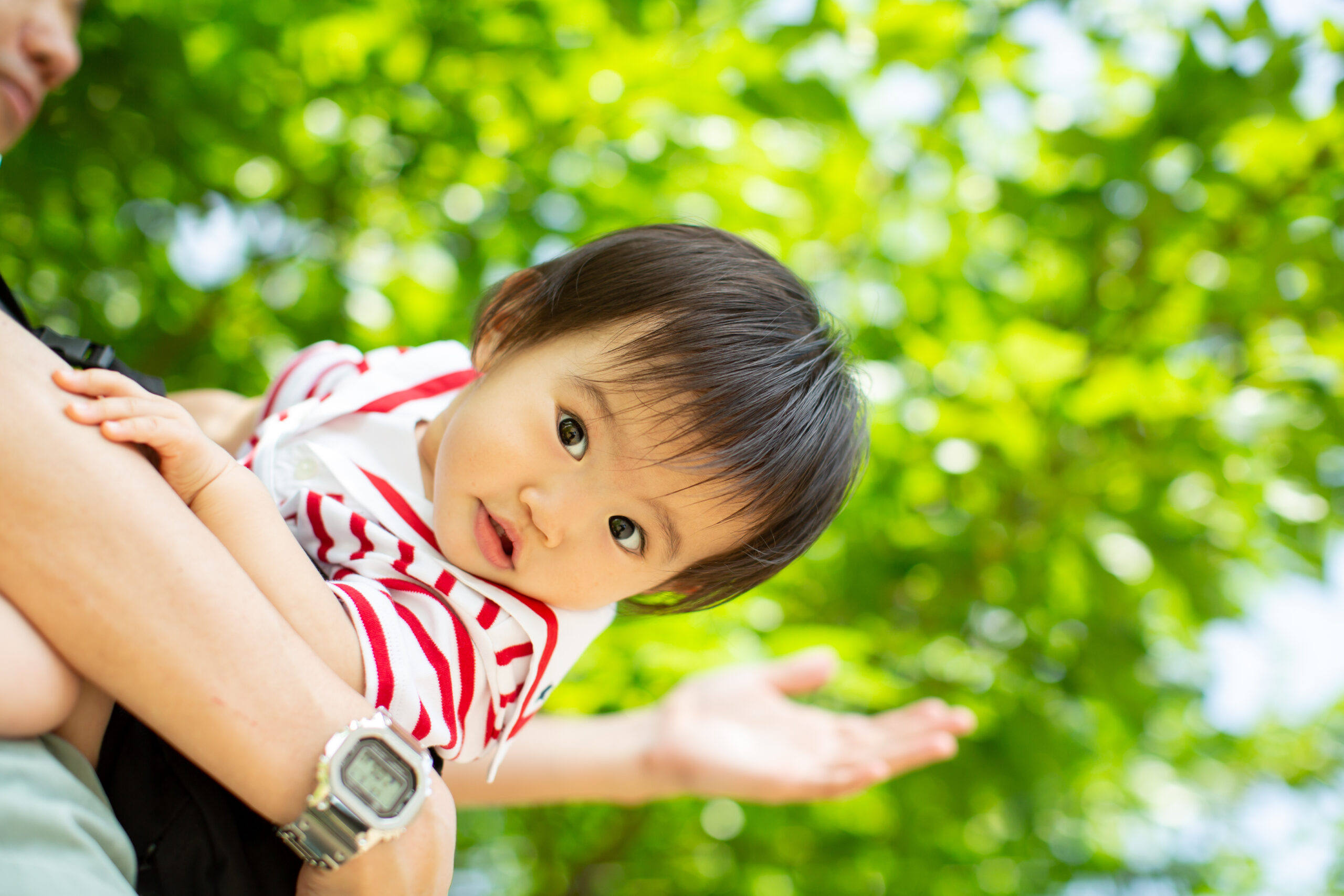 川の近くでさわやかな家族写真を-M10