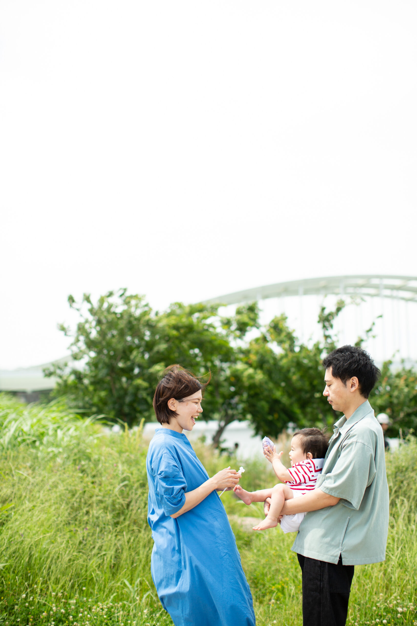 川の近くでさわやかな家族写真を-M5