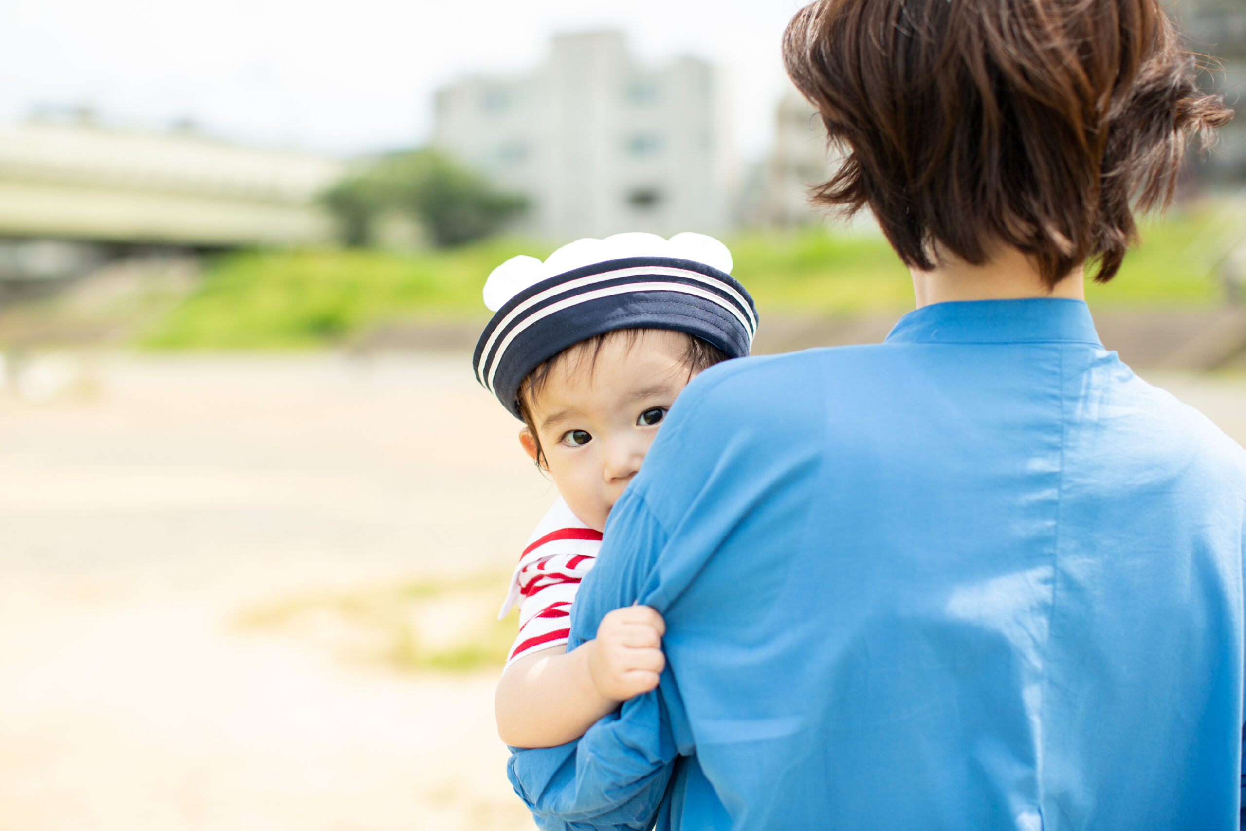 川の近くでさわやかな家族写真を-M1