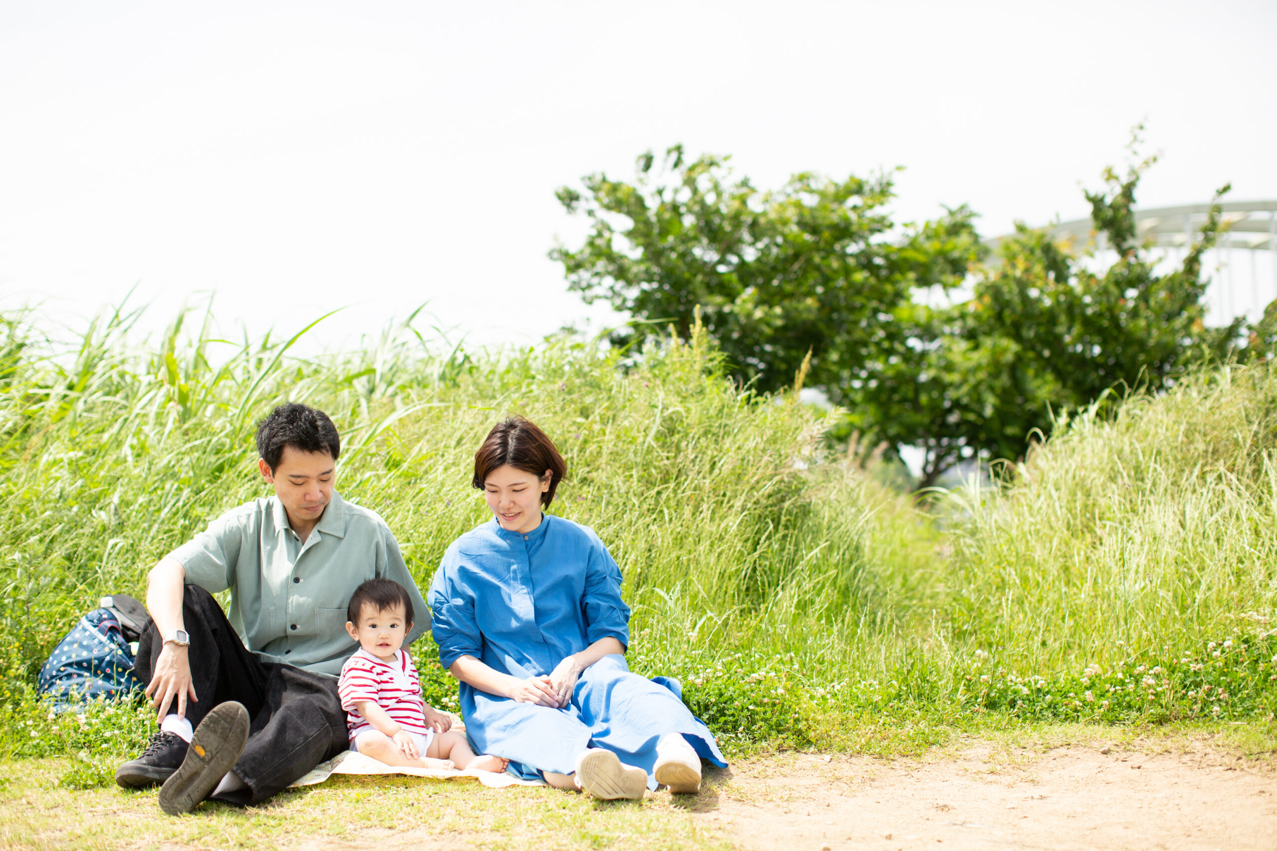 川の近くでさわやかな家族写真を-L1