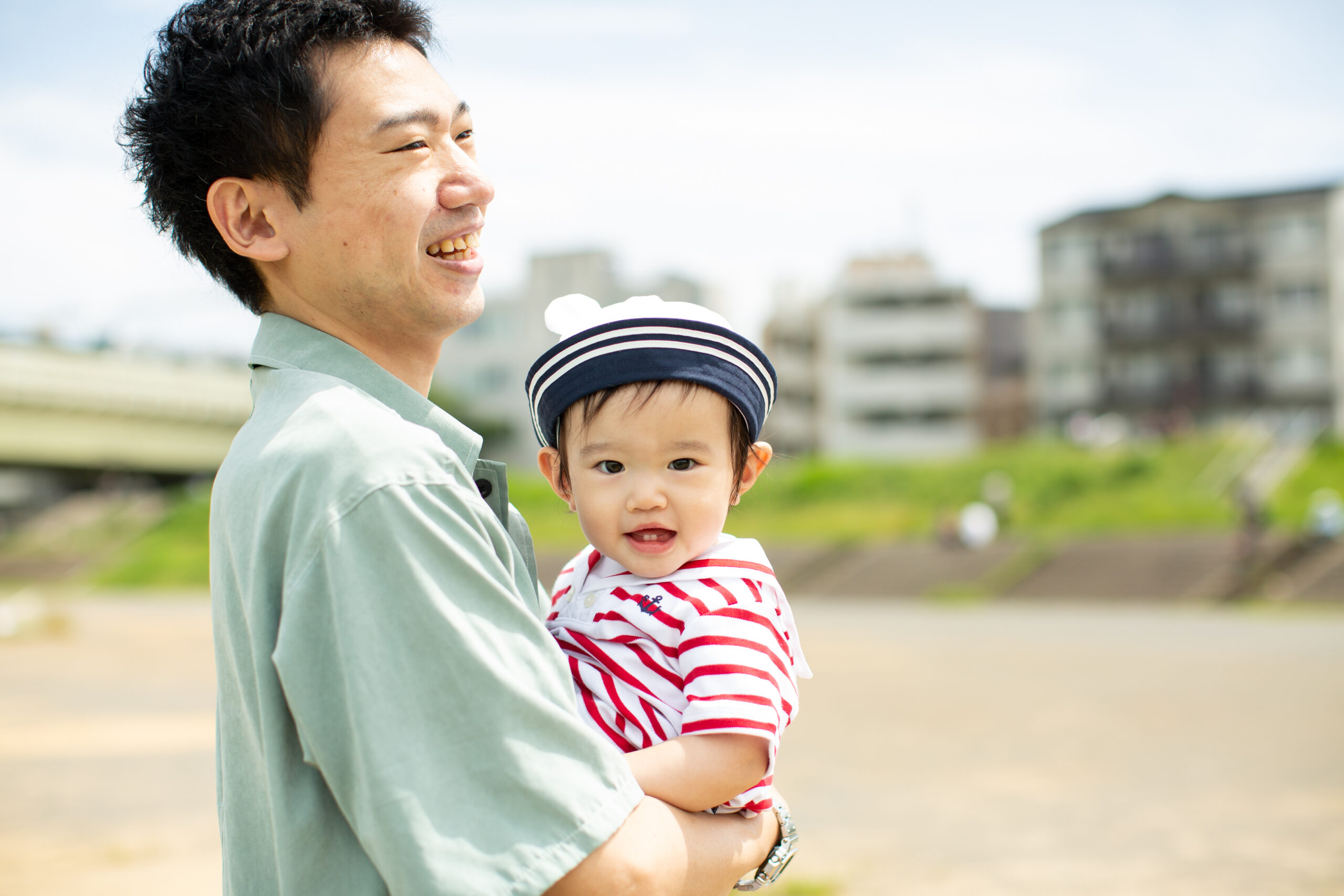川の近くでさわやかな家族写真を-M4