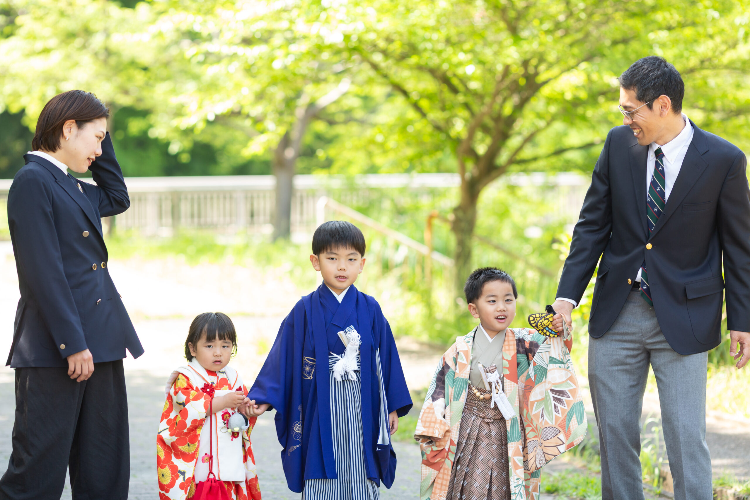 お兄ちゃんも着物を着て、華やかな三兄妹七五三-M1