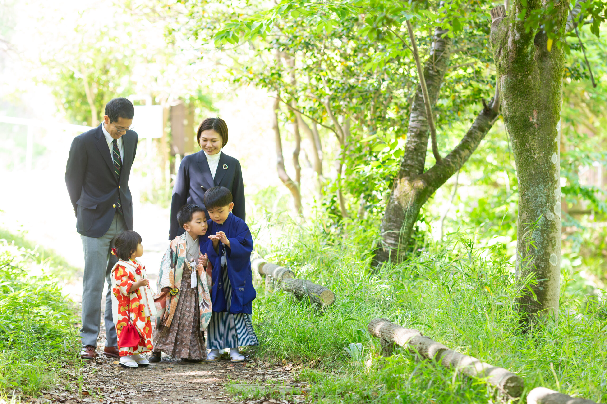 お兄ちゃんも着物を着て、華やかな三兄妹七五三-L1
